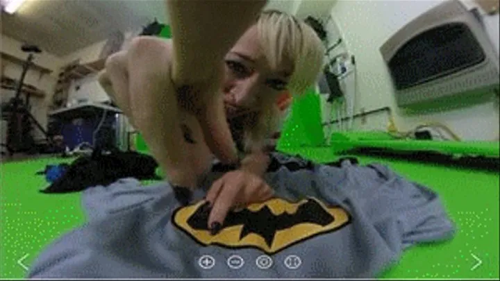 Harley Quinn Shrinks Batman VR