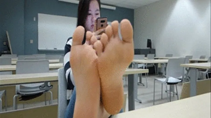 Chunhei's size 8 Smooth Big Korean Soles! "Hi i'm big foot" no audio