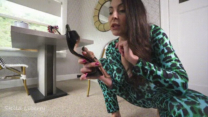 Shrunken Step-son in Giantess Stella Liberty&#039;s Shoe