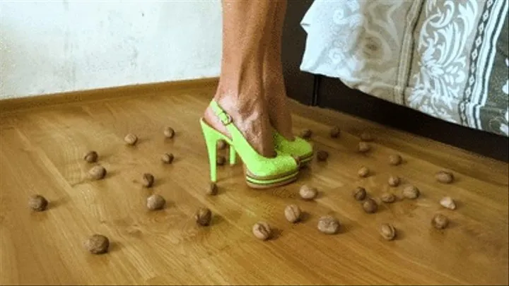 Walnuts crushing with slingbacks