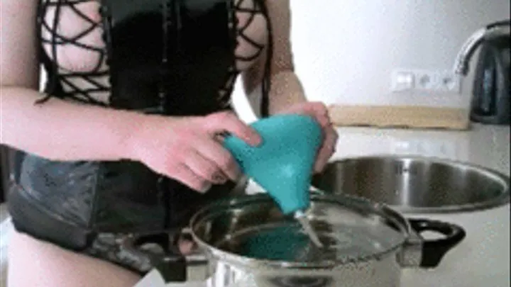 2 LITERS ENEMA IN MY BIG ASS: SUBMISSIVE IN LATEX GETTING ENEMA