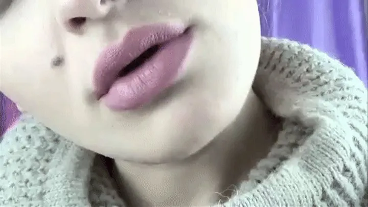 KISSING | lips Close-up