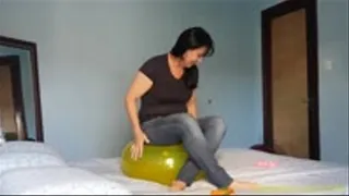 The Great MILF Sit to Pop Some Balloons