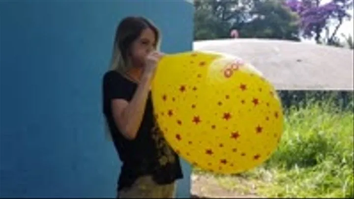 Anna Blows a 16" Poco Printed Balloon and Pop it With Her Fingernails