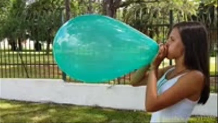Rosa Blow to Pop a Crystal 16-inch Green Balloon