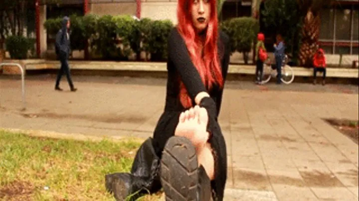 Red haired Gothic girl barefoot on a rainy day Chica gotica pelirroja en un dia lluvioso