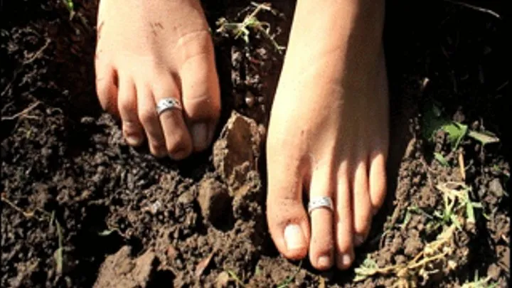 Aracely 3 (Extremely dirty feet with mud!)