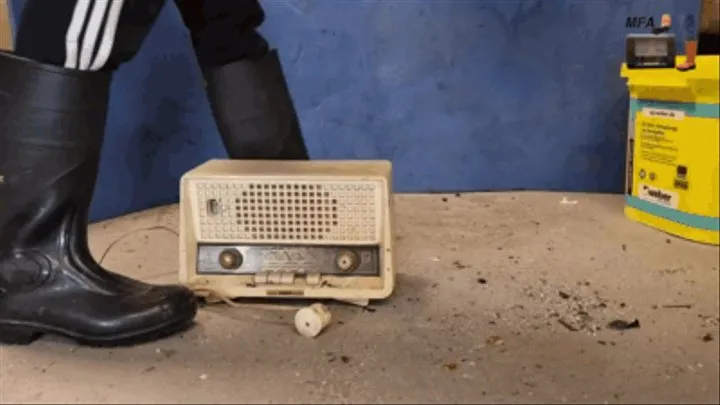 Old historical Radio for my steel toes Wellies