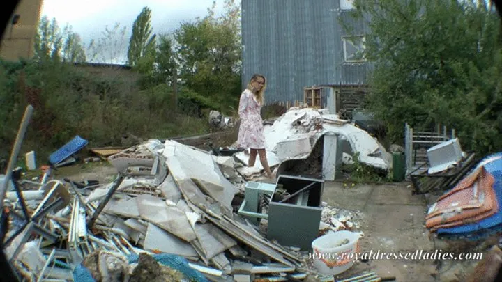 Crazy girl pee on garbage place