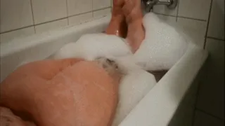 SSBBW in tiny bathtub