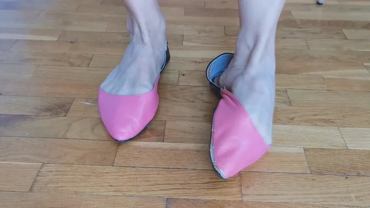 Deep toe wiggling in pink pointy flats