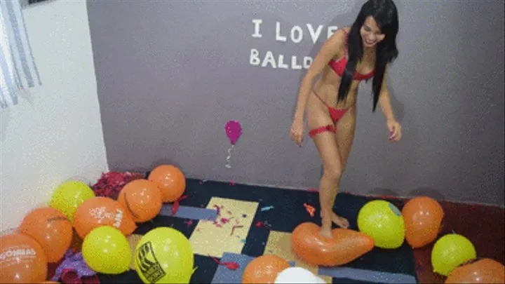 Dani Stomp pop small balloons