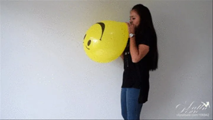 Mandy B2P 10" Smiley face balloon