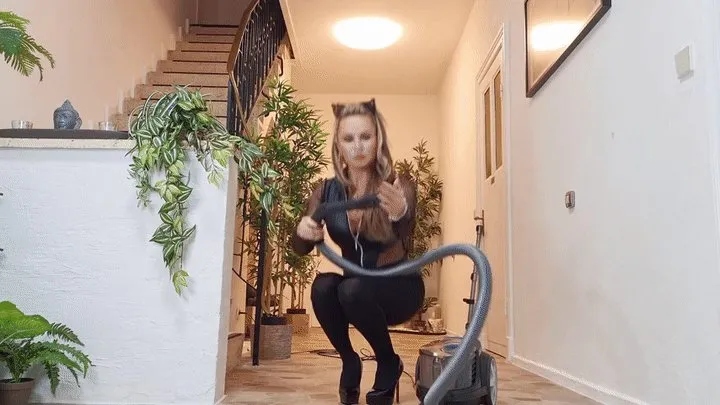 Lady Moss, Watch me vacuuming, pov