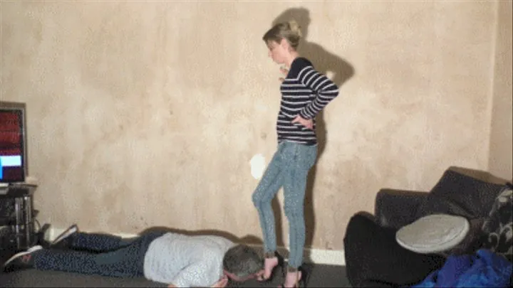 Foot Worship Hand Trample Head Trample Whilst Smoking