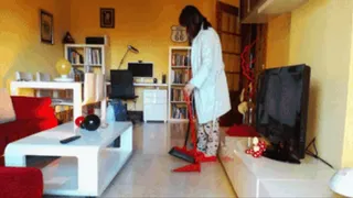 Housecleaning in my colourful winter pijama, my slippers and my warm dressing gown, I sweep the floor till I get almost nude, a voyeur experience...