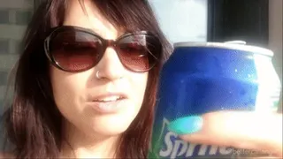 Testing Sprite: my first time with this carbonated drink in my balcony in the sunlight, how will my throat react?