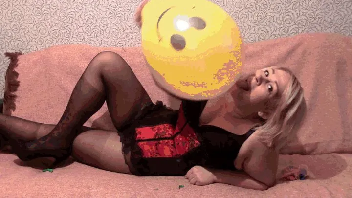 GREAT FUNNY BALLS WITH NOISE EXPLODE INTO THE FACE OF BLONDES