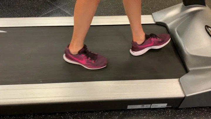 Foot Fetish Girl At The Gym