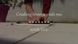 Crushing brownie pieds nus