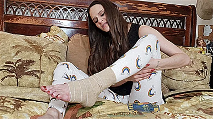 Playing Through The Pain - Injured Katy Gives You Sprained Ankle FootJob