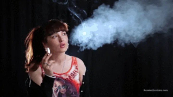 Sofia is smoking strong 120mm MORE Red