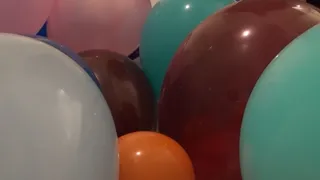 Giantess-tiny has fun in balloons