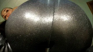 Ass smell in in shiny leggings