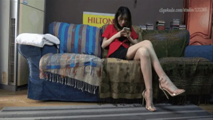 Houjiaona's barefoot in sandals