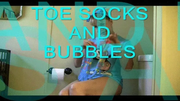 TOES SOCKS IN BUBBLE BATH