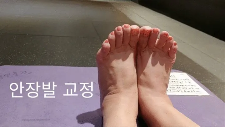 Asian chubby MILF feet and meaty soles does fitness