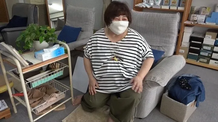 Super meaty grandma has dry smelly soles massaged
