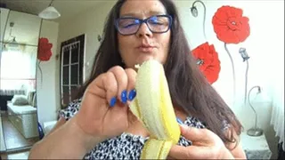 I eat a banana, and my mobile prosthesis