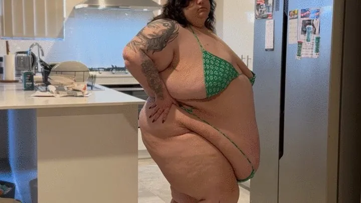 SSBBW Poses for Shoot