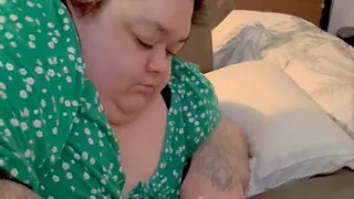 SSBBW tired muffin stuffing before bed