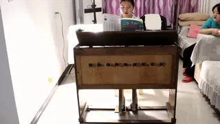 Model Xiaoya plays organ in high heels