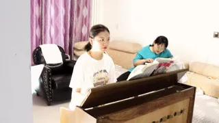 Model Xiaoya plays organ