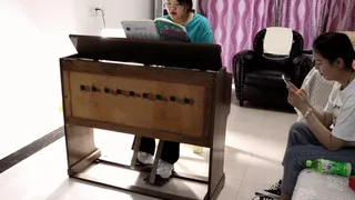 Model Anan playing organ