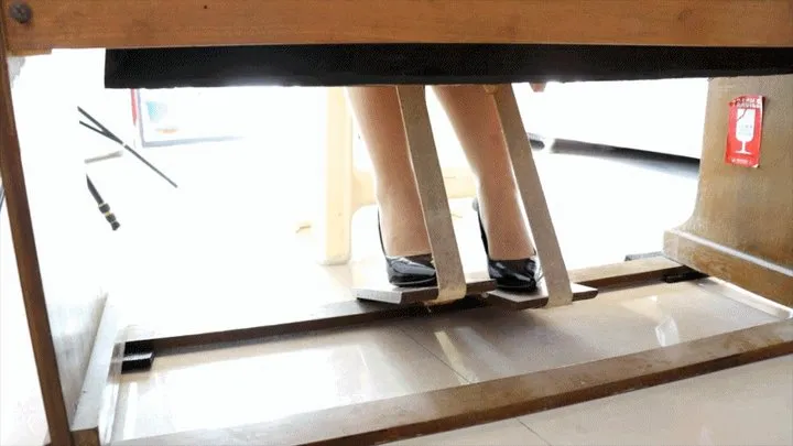 xiao mi wears high sandals and tramples on the organ