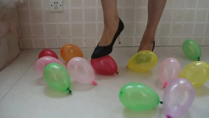 Lady ledi trampled on the crush balloon in high heels