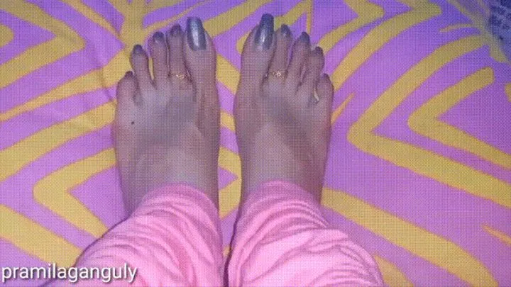 Beautiful Feet With Bronze Metallic Long Toenails