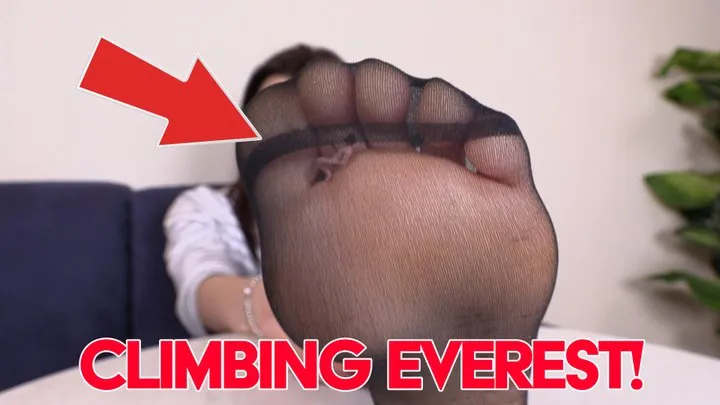 Climbing Everest! (Giantess)