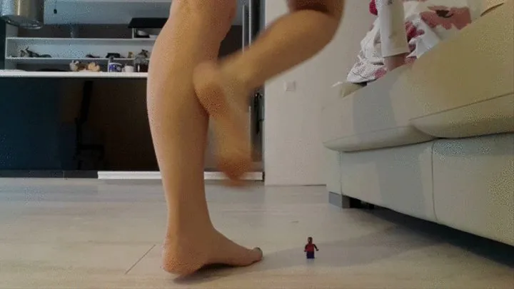 Giantess Barefoot