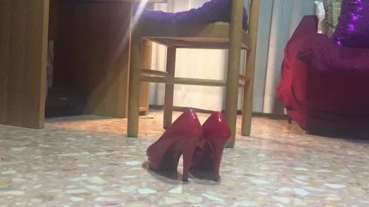 Hard toe tapping in sexy red heels