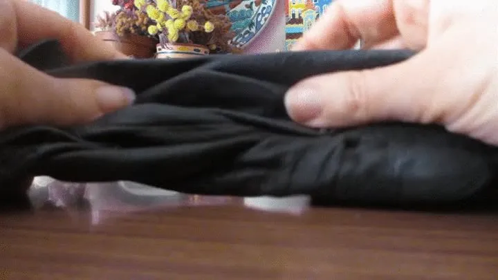 The leather gloves- Les gants de cuir