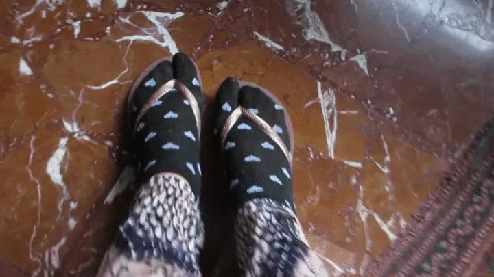 Socks,flip flops and veiny feet!