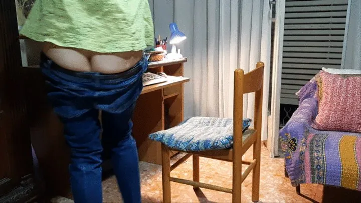 LOW RISE JEANS SHOWING BUTTCRACK