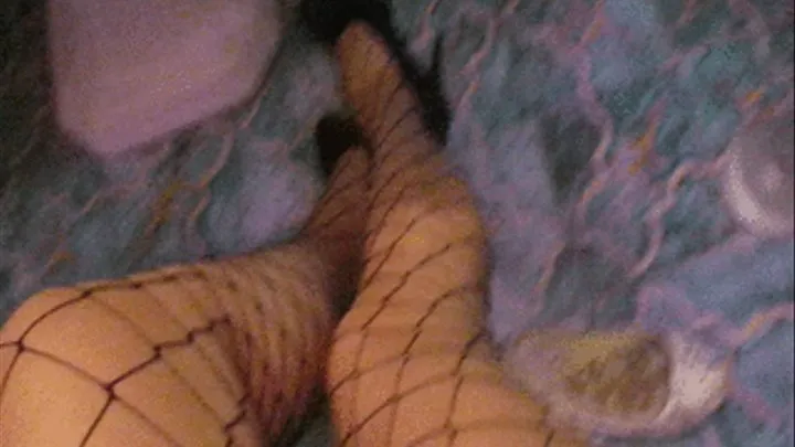 Pissing nelle calze a rete Pissing in my fishnet stockings
