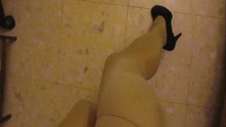 Pissing nel collant Pissing in pantyhose
