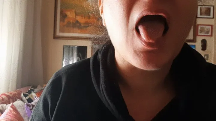 BIG GIANTESS MOUTH SWALLOWS TINY BEARS